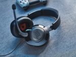 JBL Quantum 200 - Wired over-ear gaming headset with Voice focus directional flip-up mic and memory foam ear cushions (Black) - Image 4