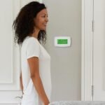 Honeywell Home RTH7600D 7-Day Programmable Touchscreen Thermostat, White - Image 3