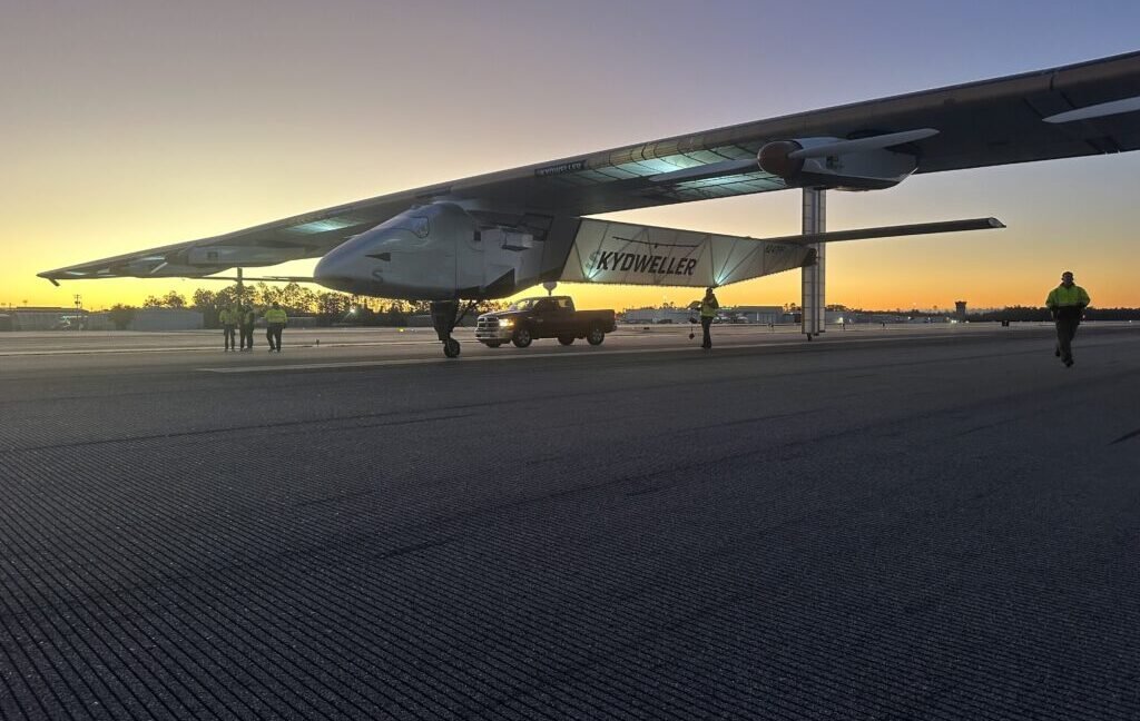 Solar drone with jumbo jet wingspan broke a flight record—then it crashed Solar drone with jumbo jet wingspan broke a flight record—then it crashed