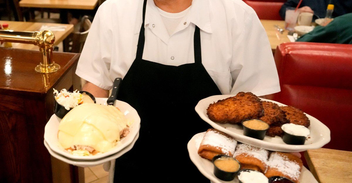 The Role of a Food Runner Is Changing Thanks to Delivery Apps The Role of a Food Runner Is Changing Thanks to Delivery Apps