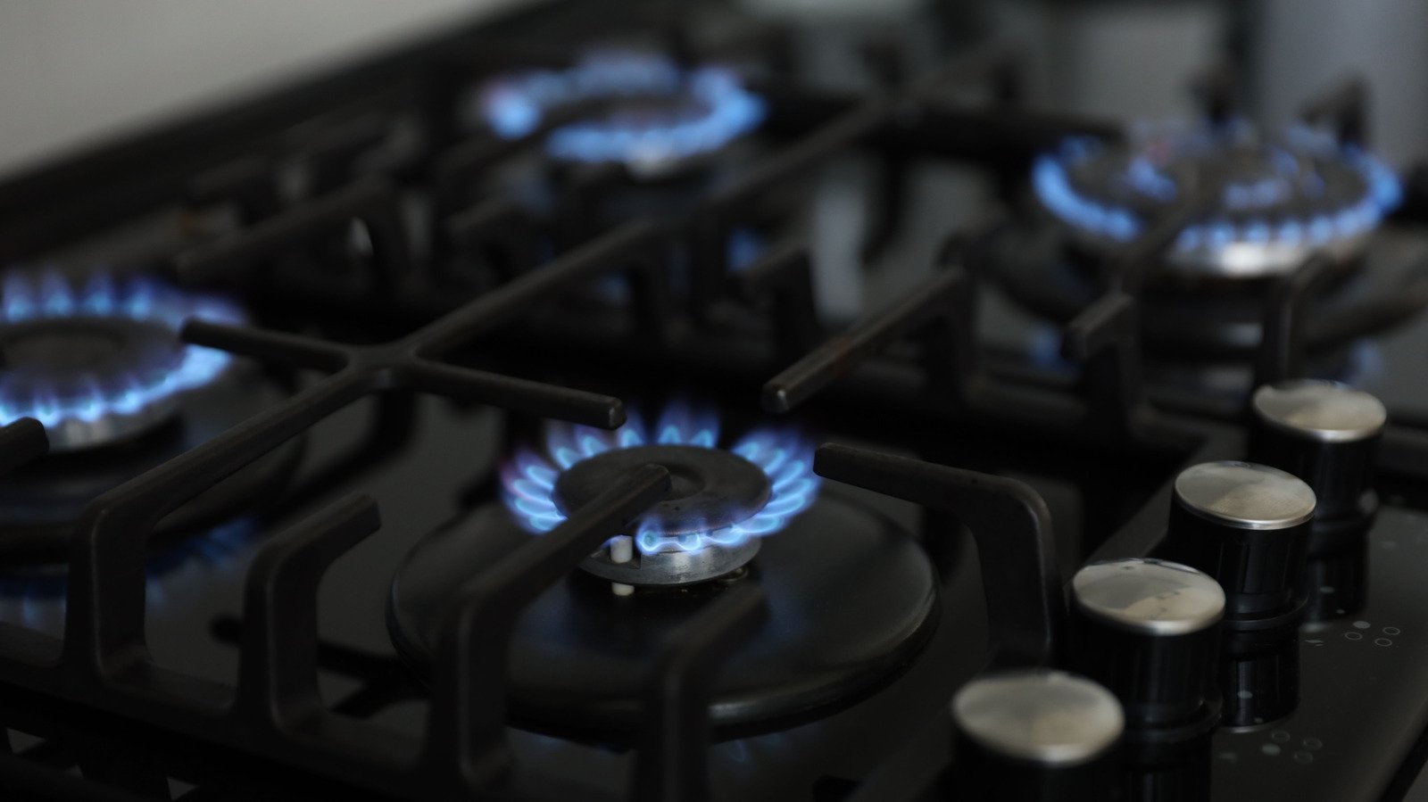 8 Common Mistakes Everyone Makes Using Gas Cooktops 8 Common Mistakes Everyone Makes Using Gas Cooktops