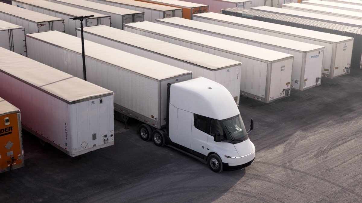 Einride strikes deal to add 500 Tesla Semis to its fleet Einride strikes deal to add 500 Tesla Semis to its fleet